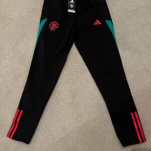 NWT - Adidas Kids Manchester United 2023/24 Aero ready training pants.